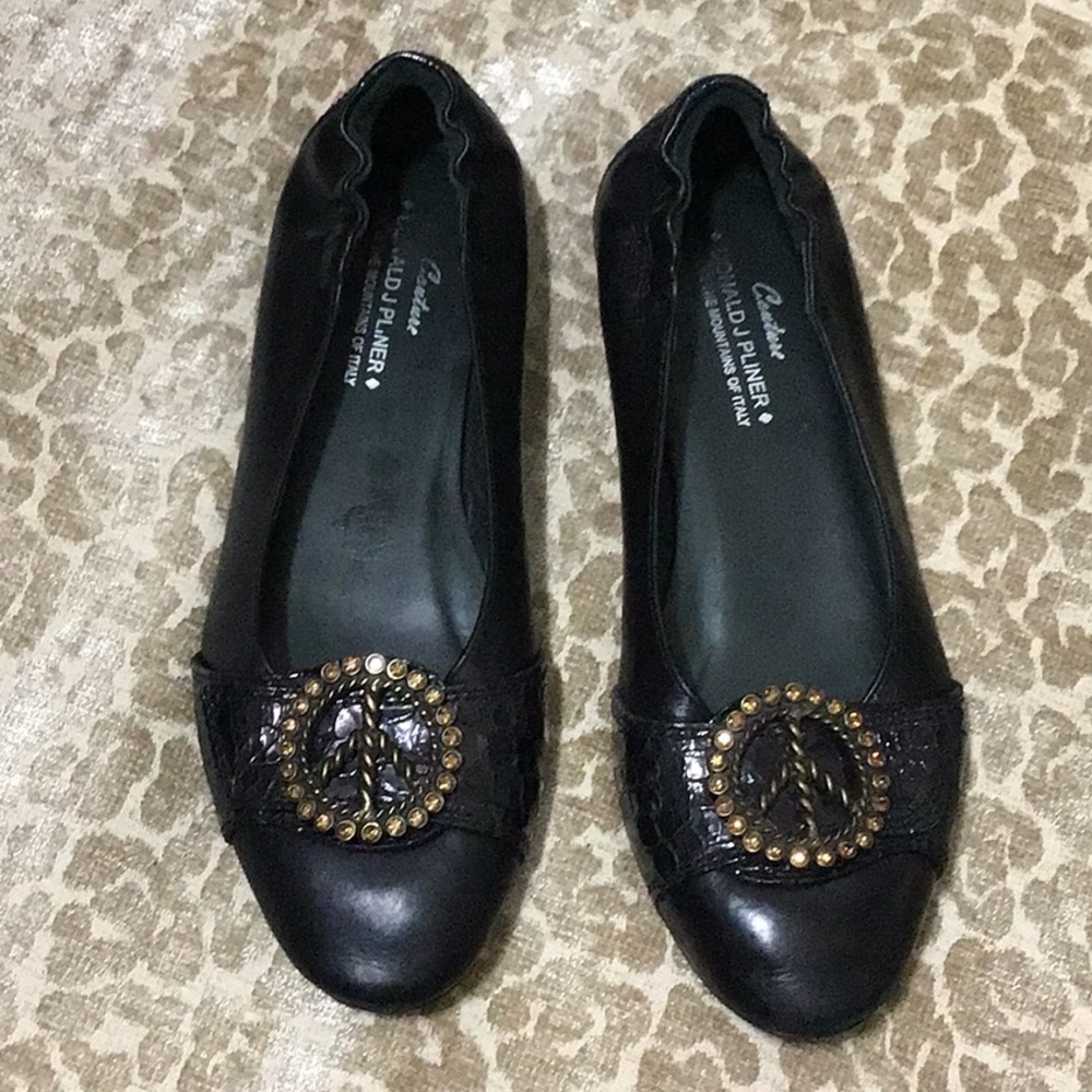 Donald J Pliner Couture Haley Black Leather Crystals Peace Flats 7M FIRM